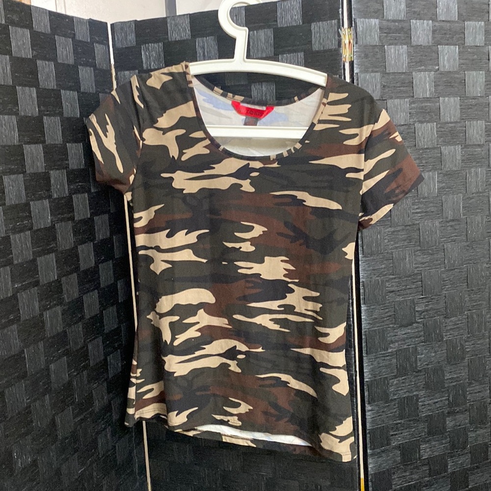 Junior Camo short sleeve Shirt Size Large